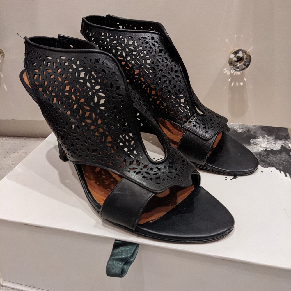 Elizabeth & James perforated heels, 10.5B